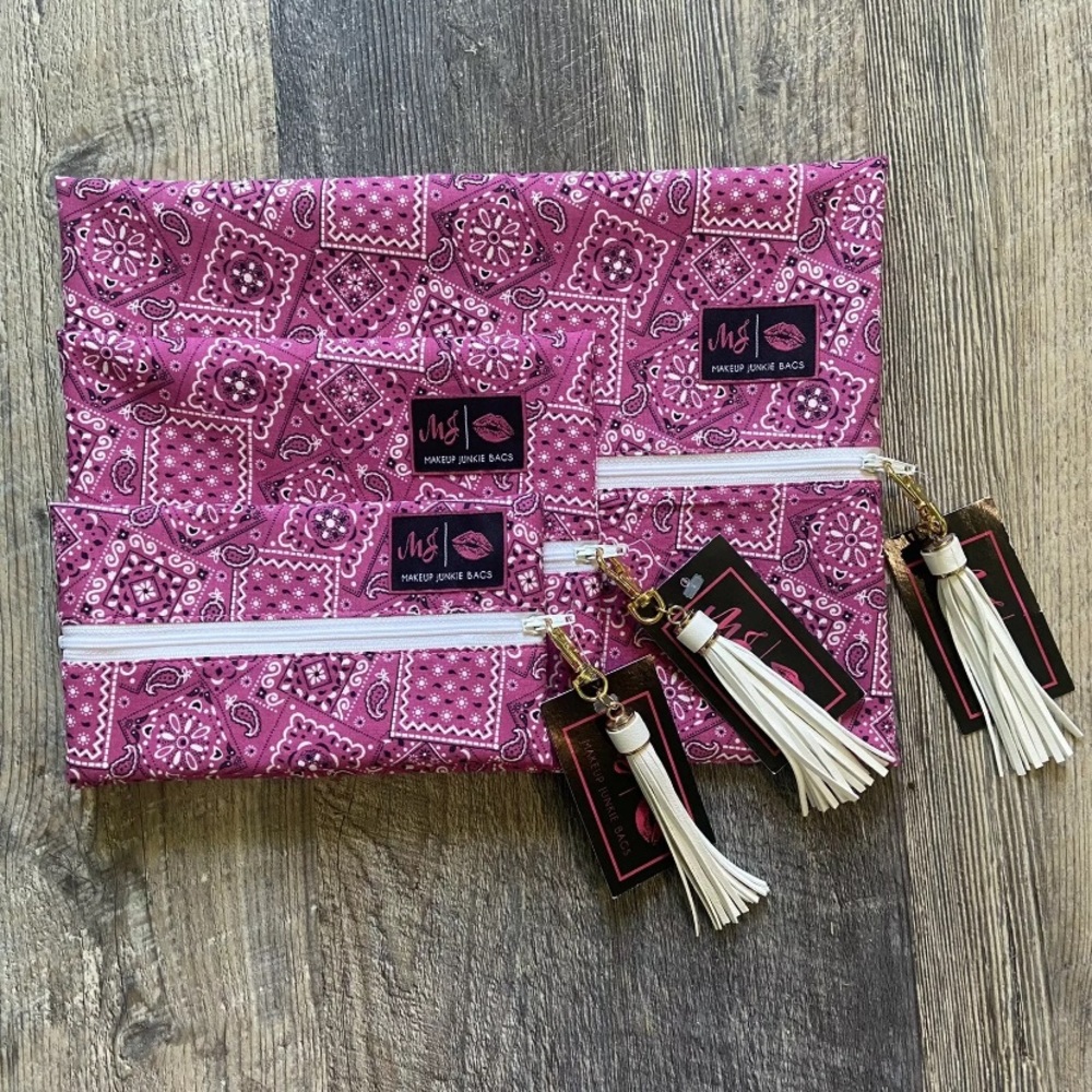 NWT pink bandanna Makeup Junkie bag set!